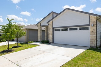 Millbrook Commons in San Marcos, TX - Building Photo - Building Photo
