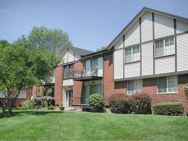 Bristol Village in Sterling Heights, MI - Building Photo