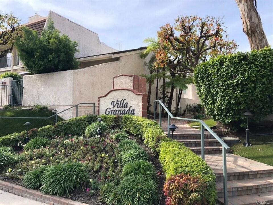 22219 Erwin St in Woodland Hills, CA - Building Photo