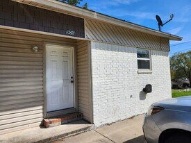 900 W 16th St in Russellville, AR - Building Photo