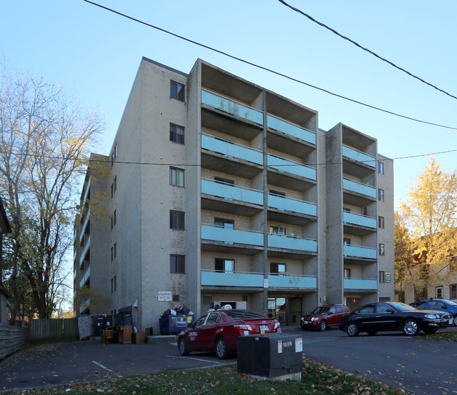 Niagara Manor Apartments in Niagara Falls, ON - Building Photo - Building Photo