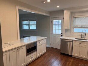 617 Alwick Ave in West Islip, NY - Building Photo - Building Photo