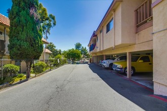 La Paz Apartments in Vista, CA - Building Photo - Building Photo