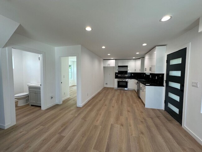 20338 Cantara St in Los Angeles, CA - Building Photo - Building Photo