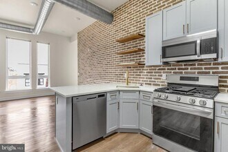2401 Frankford Ave in Philadelphia, PA - Building Photo - Building Photo