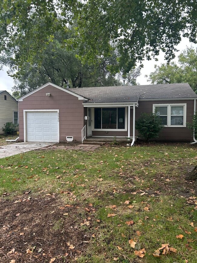 property at 2520 S twin Oaks St