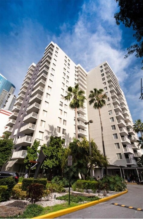 800 N Miami Ave in Miami, FL - Building Photo