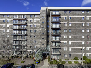 Quincy Towers in Quincy, MA - Foto de edificio - Building Photo