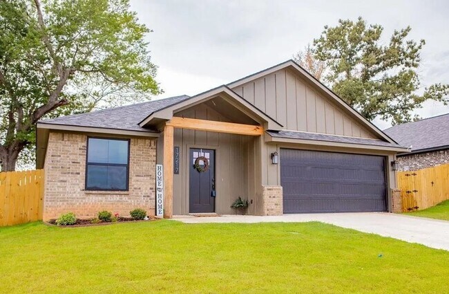 17030 Crossing Cir in Lindale, TX - Building Photo - Building Photo