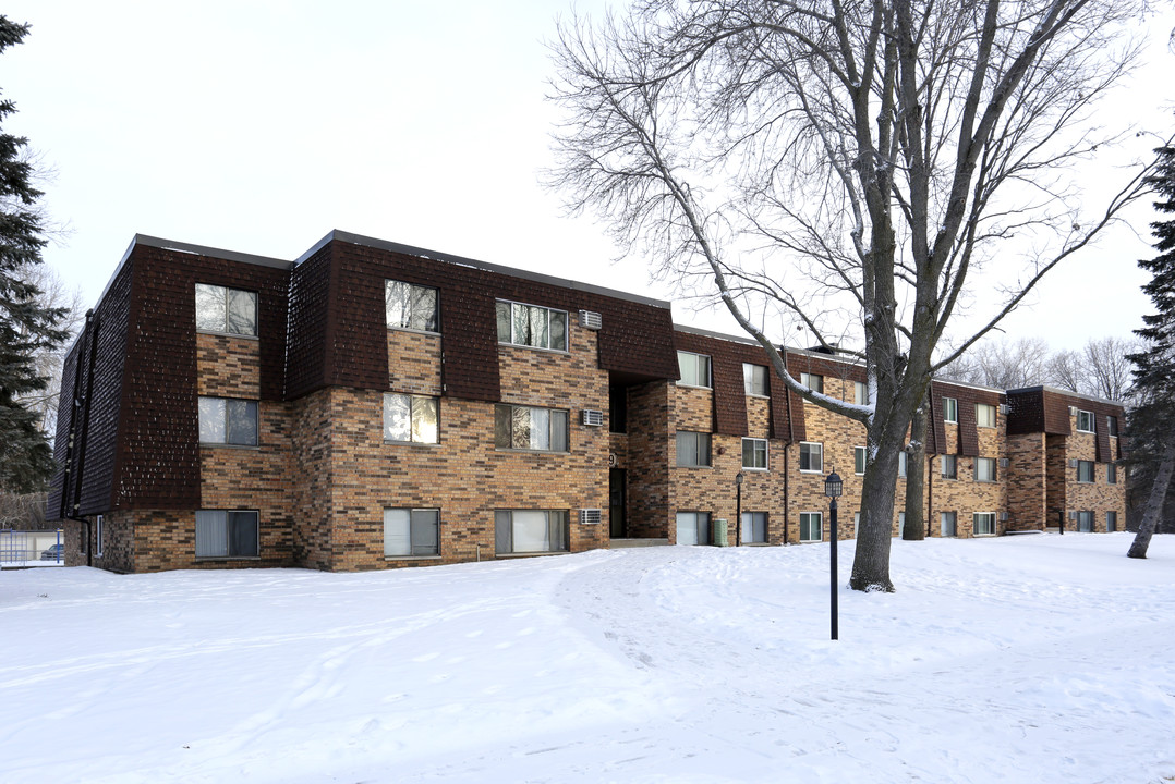 Drake Apartments in Coon Rapids, MN - Building Photo