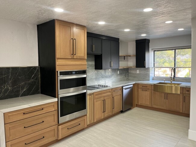 22547 Cascade Dr in Canyon Lake, CA - Building Photo - Building Photo