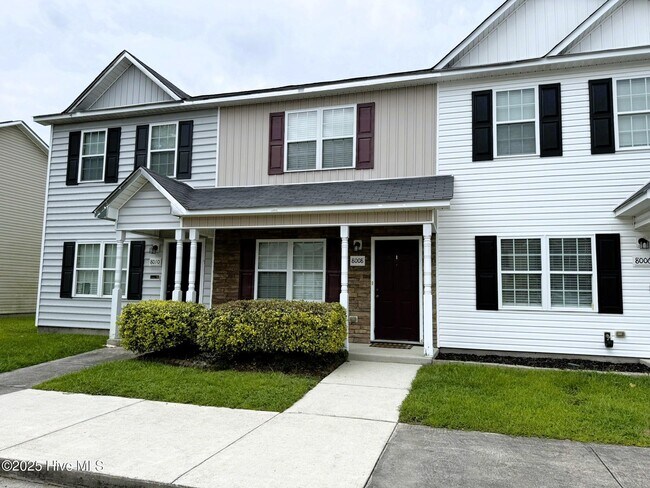 8008 Banister Loop in Jacksonville, NC - Foto de edificio - Building Photo