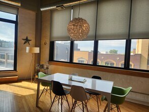 1601 W School St, Unit 308 in Chicago, IL - Foto de edificio - Building Photo