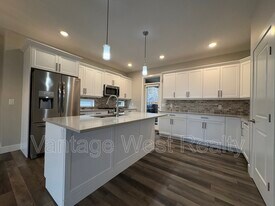 2580 Crown Crest Dr in West Kelowna, BC - Building Photo