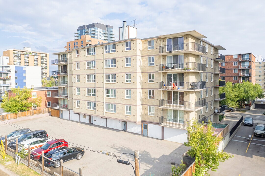 White Mansion in Calgary, AB - Building Photo