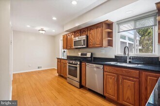 8709 Sleepy Hollow Ln in Potomac, MD - Building Photo - Building Photo