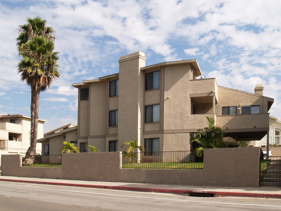 4512 Warner Ave in Huntington Beach, CA - Building Photo