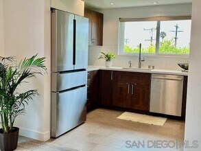 7434 Herschel Ave in San Diego, CA - Foto de edificio - Building Photo