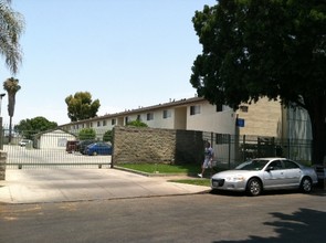 New Brittany Terrace in Norwalk, CA - Foto de edificio - Building Photo