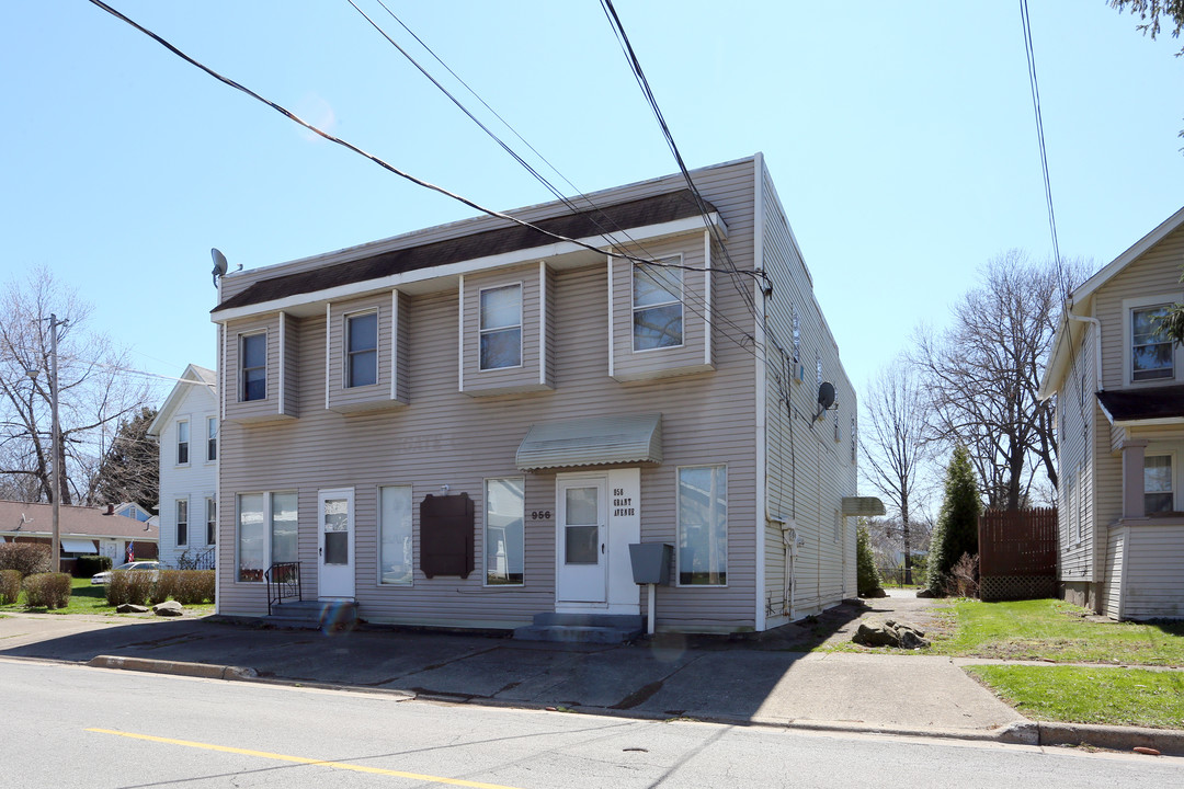 956 Grant Ave in Cuyahoga Falls, OH - Building Photo