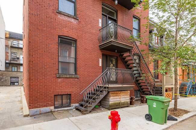 1610-1624 Saint-Christophe Rue in Montréal, QC - Building Photo - Building Photo