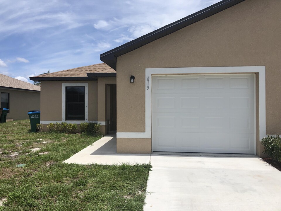 613 SE 7th St in Cape Coral, FL - Building Photo