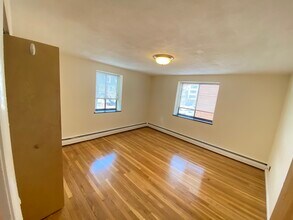 230 Babcock St, Unit 3H in Brookline, MA - Foto de edificio - Building Photo