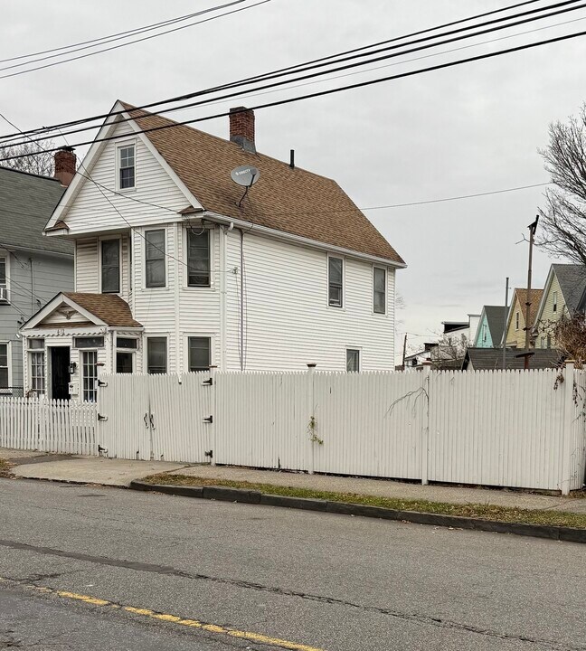 412 Dewey St in Bridgeport, CT - Building Photo