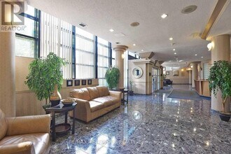 35 Trailwood Dr in Mississauga, ON - Building Photo - Building Photo