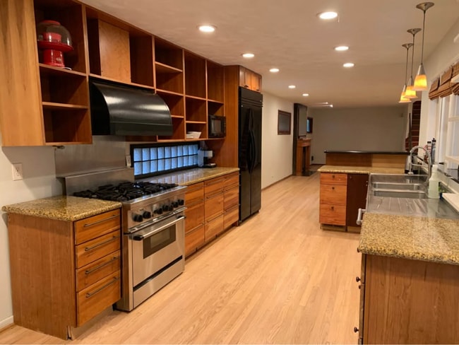 4247 NE Glisan St, Unit Entire House in Portland, OR - Building Photo - Building Photo