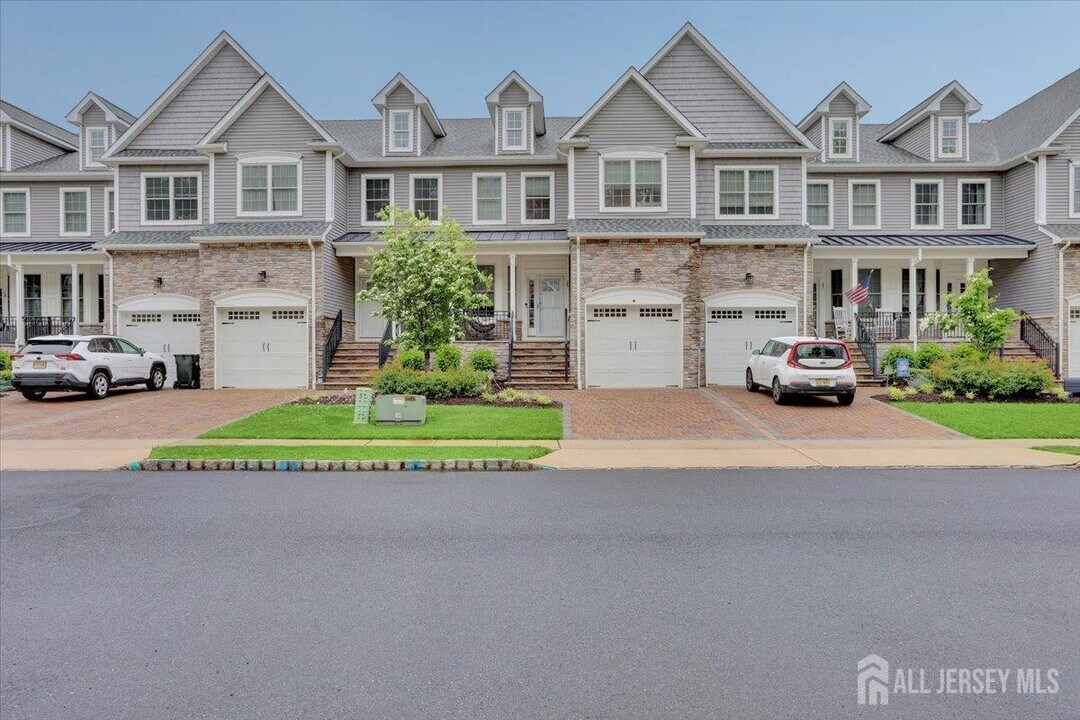 25 Gonzalez Dr in Old Bridge, NJ - Building Photo