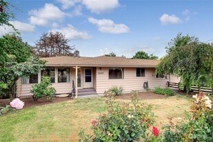 3527 Shattuck Ave S, Unit Main Bedroom in Renton, WA - Building Photo
