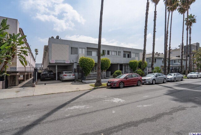 1800 N Harvard Blvd-Unit -21 in Los Angeles, CA - Building Photo - Building Photo