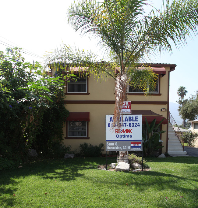 2536 Montrose Ave in Montrose, CA - Foto de edificio - Building Photo