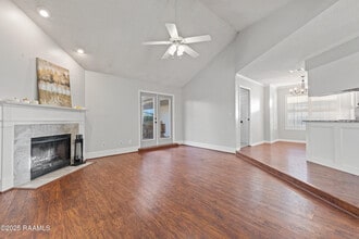 115 Meadow Glen Dr in Youngsville, LA - Building Photo - Building Photo