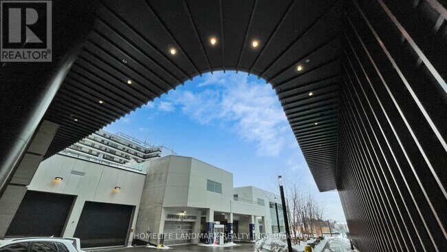 5858 Yonge St in Toronto, ON - Building Photo - Building Photo