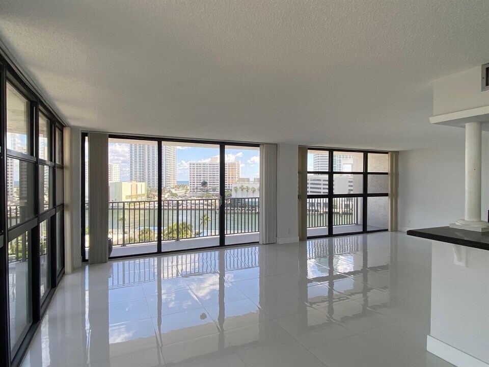 400 Leslie Dr, Unit 810 in Hallandale Beach, FL - Building Photo