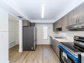 2005 Sans Souci Blvd in North Miami, FL - Building Photo - Building Photo