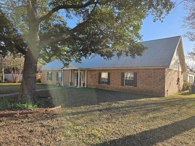 710 N Avenue C in Elgin, TX - Building Photo - Building Photo