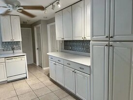 1039 Miner Rd in Lantana, FL - Building Photo