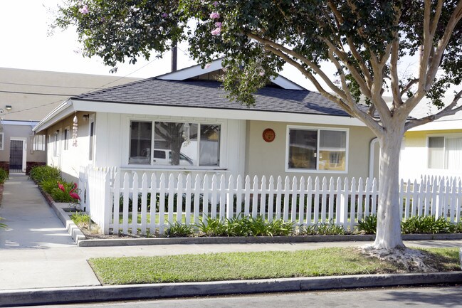 5942 Santa Barbara in Garden Grove, CA - Foto de edificio - Building Photo