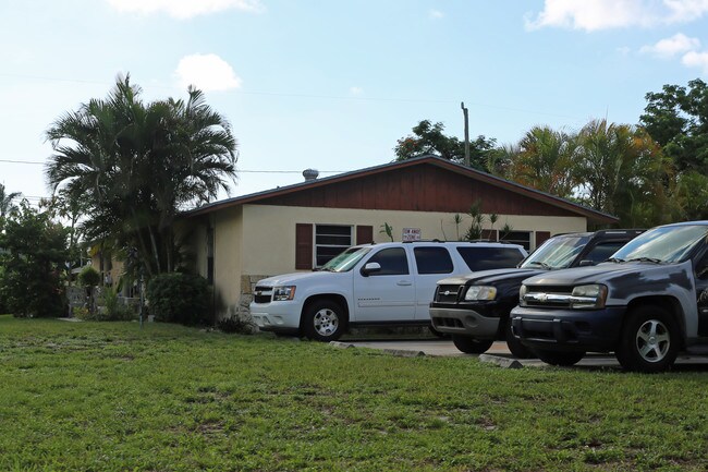 4208 42nd Ave S in Lake Worth, FL - Building Photo - Building Photo