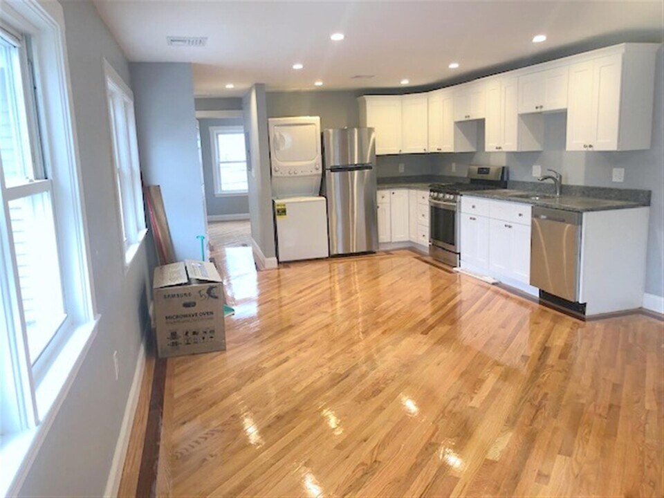 21 Ashland St, Unit 2 in Malden, MA - Foto de edificio