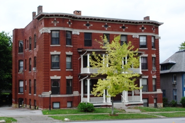 The Roslyn in Davenport, IA - Building Photo