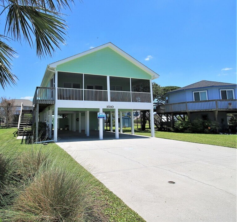 1010 1st St in Surf City, NC - Building Photo