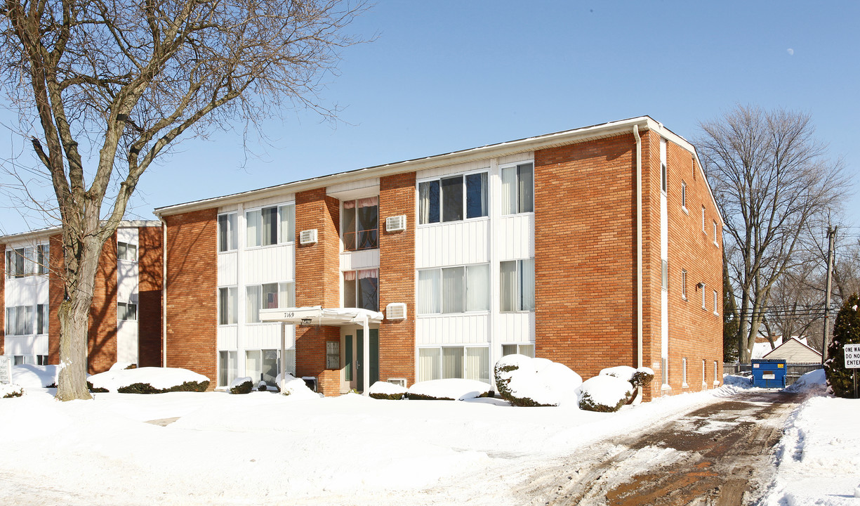 Royal Park Apartments in Taylor, MI - Building Photo