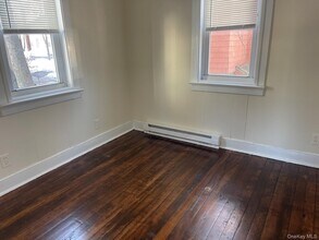 62 E 2nd St in Riverhead, NY - Building Photo - Building Photo