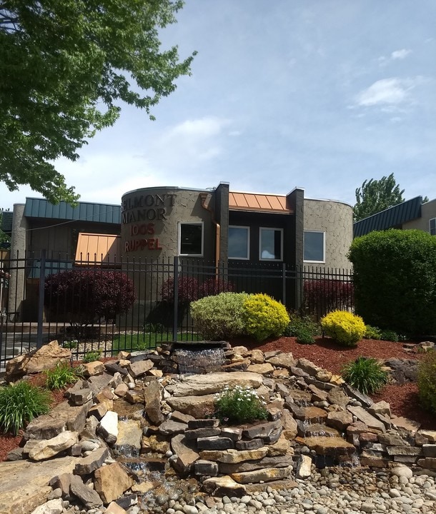 Belmont Manor in Pueblo, CO - Foto de edificio