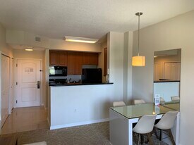 7395 Universal Blvd, Unit Luxury 1-Bedroom Apartmen in Orlando, FL - Building Photo