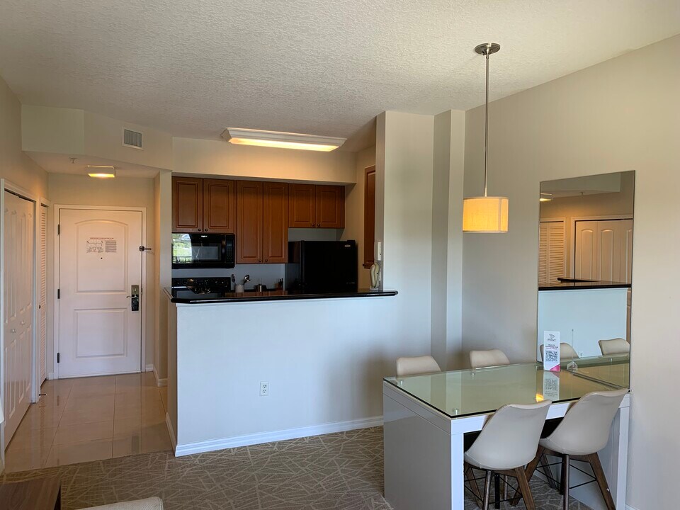 7395 Universal Blvd, Unit Luxury 1-Bedroom Apartmen in Orlando, FL - Building Photo